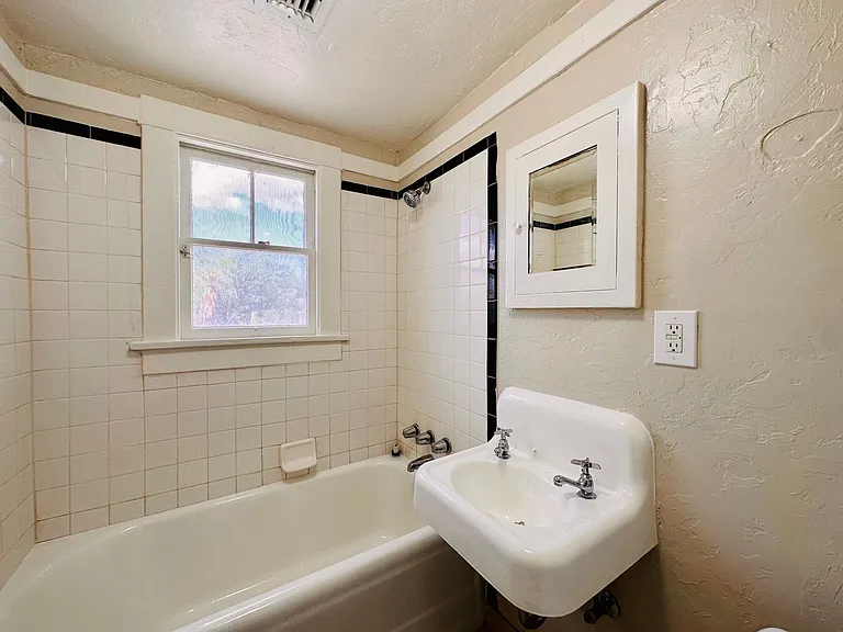 Don Martin Historic Apartments! — Photo 23