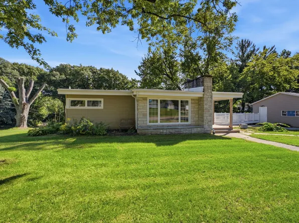 2510 7th St, Moline, IL 61265