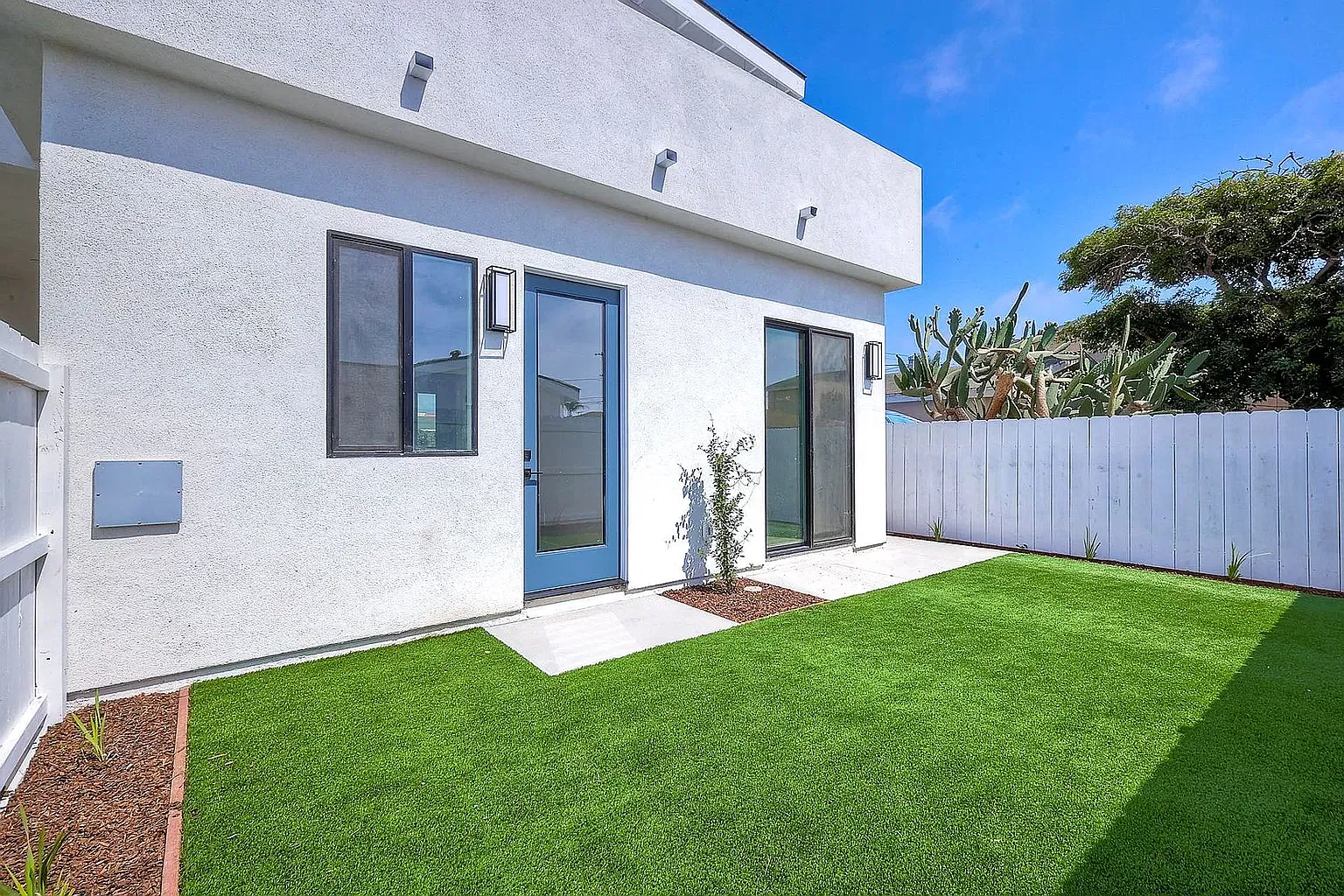 3 bed, 1050 sqft, $3,850 — Photo 1