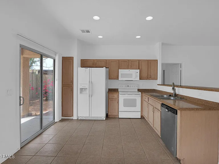 5820 S 26th Pl — Photo 9