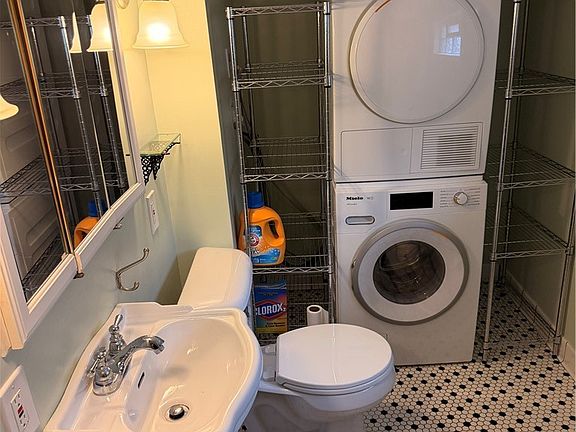 3rd image of 407 Summer St
