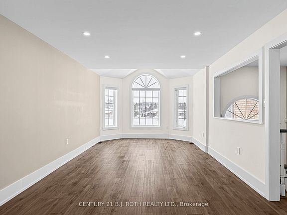 3rd image of 1348 Hawk Ridge Cres