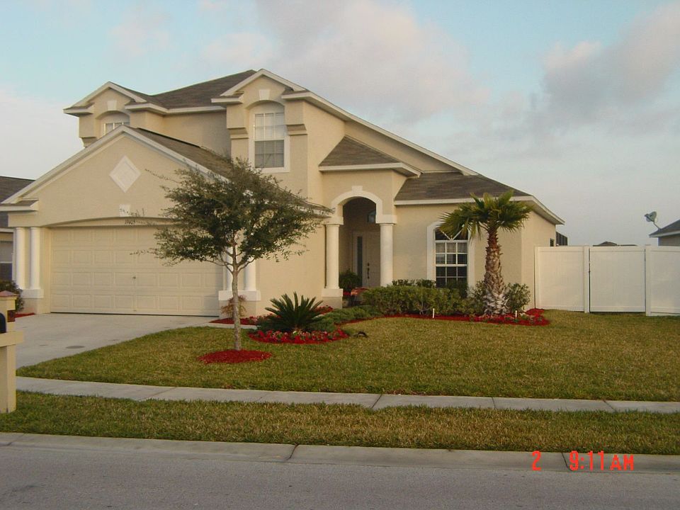 Facade with white fence