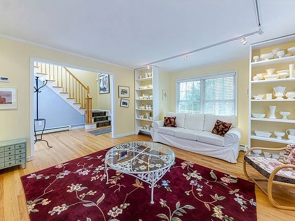 4th image of 28 Cedar Ridge Dr