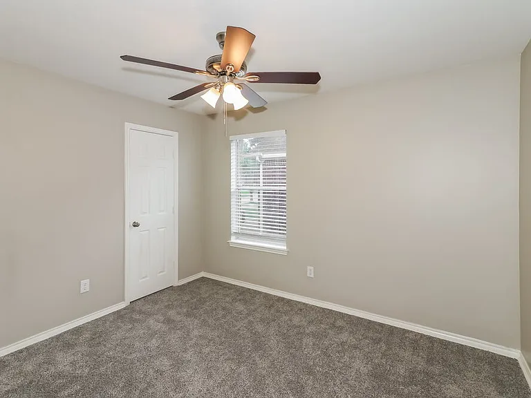 1427 Waterside Village Dr — Photo 13