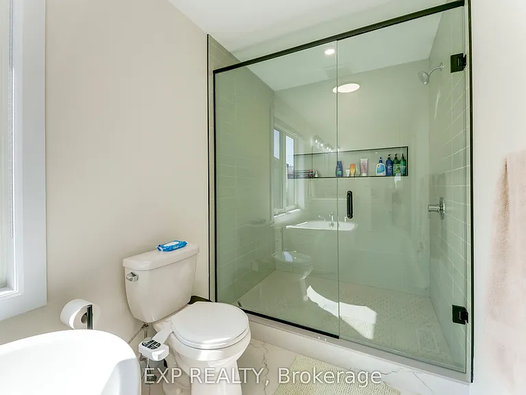 266 Hesselman Cres — Photo 41