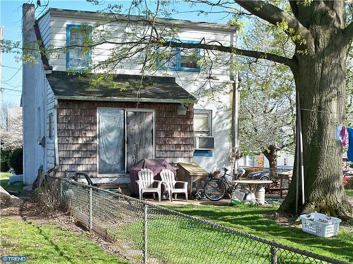 2nd image of 837 E Howard St