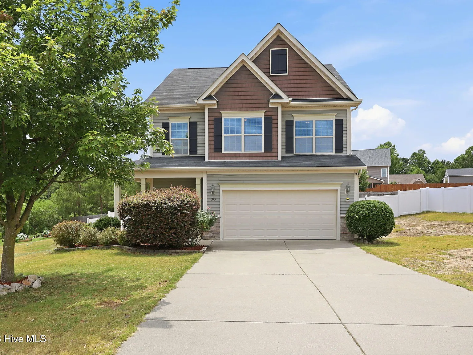 4 bed, 3.5 bath, 2587 sqft, $2,200 — Photo 1