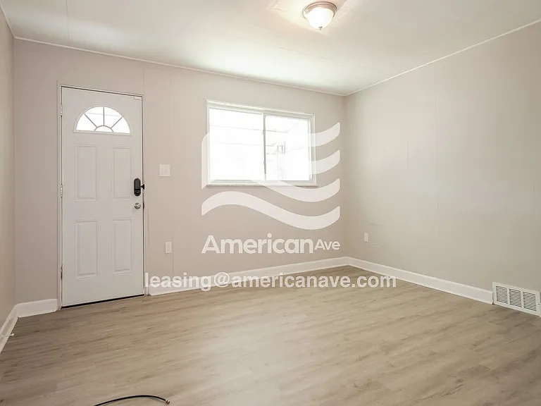 516892_002_wm_-_living_room_13323250.jpg