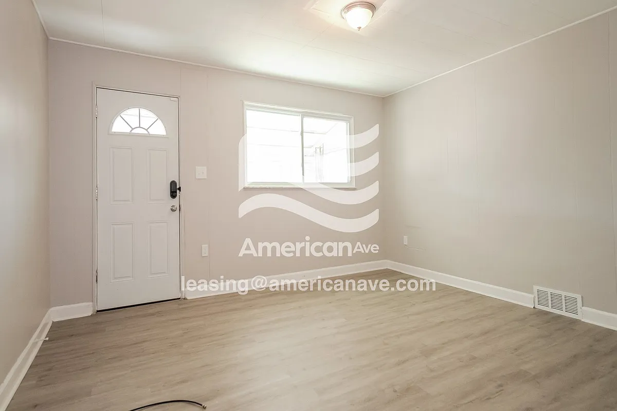 516892_002_wm_-_living_room_13323250.jpg - 1260 Summerlea Ave