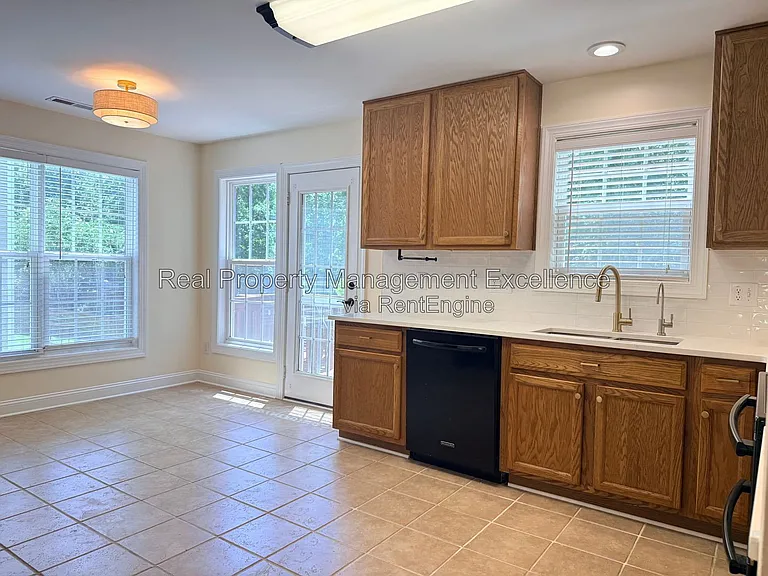 305 Holly Thorn Trce — Photo 7