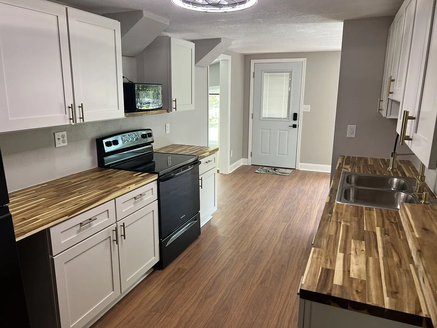 Beautifully Renovated 3BR/2BA Home in Archer Lawn Care & Pest Control Included! — Photo 4