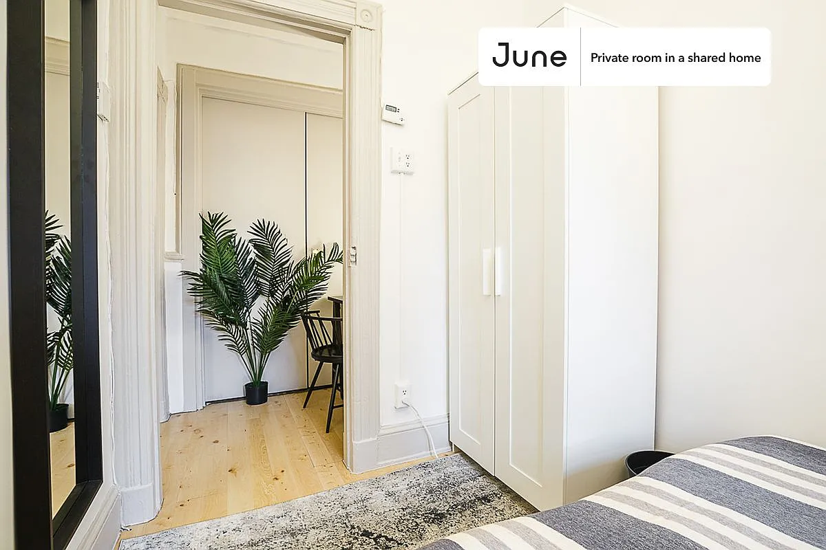 Full bedroom in 5 bed/1 bath home in Hell's Kitchen #183 E — Photo 3