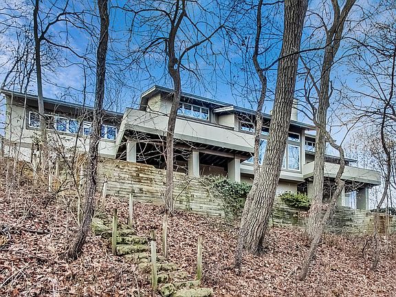 2nd image of 9 S Hillside Cir