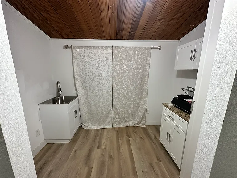 420 E Repplier Rd — Photo 3