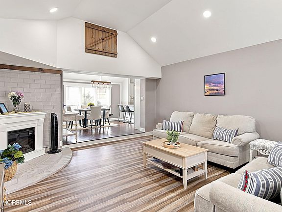 3rd image of 1020 3rd Avenue