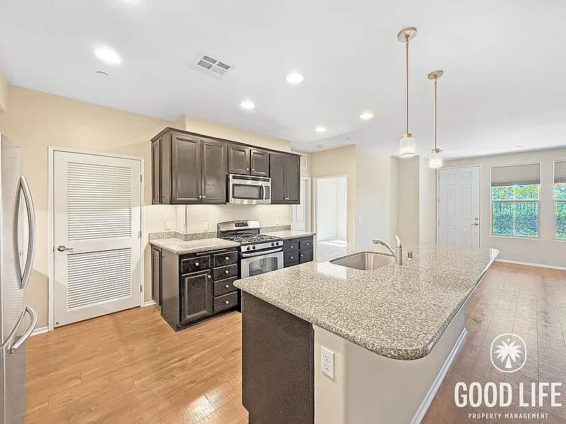 2 bed, 2.0 bath, 1161 sqft, $3,300 — Photo 1