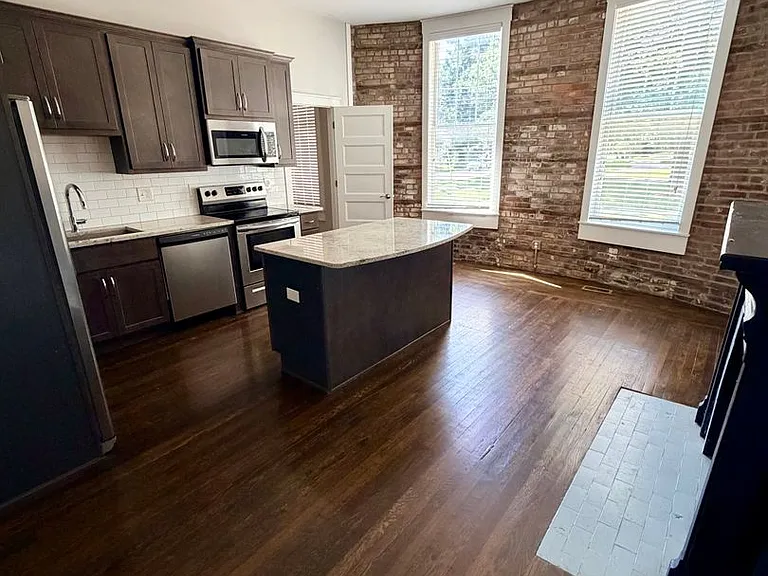 201 E 5th St #101 — Photo 3