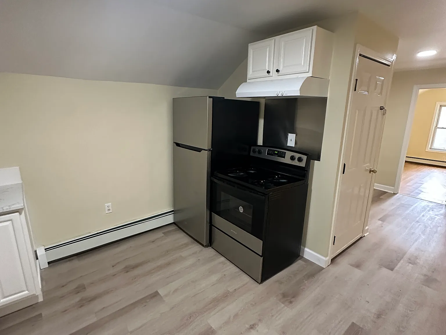 4 bed, 1.5 bath, 950 sqft, $1,849 — Photo 2