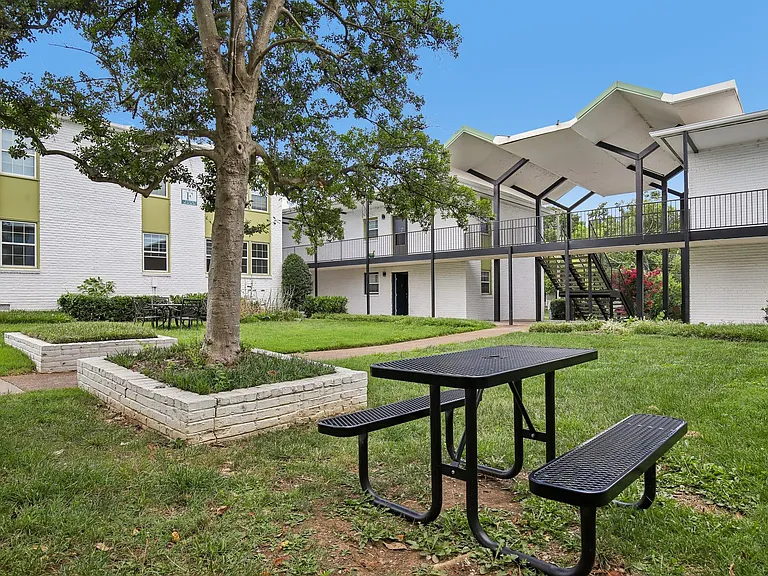 Chateau Apartments - Newly Renovated 1, 2 & 3-Bedrooms at 24th & Hillsboro Village — Photo 17