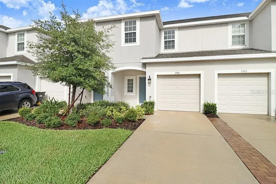 3 bed, 2.5 bath, 1373 sqft, $2,100 — Photo 2