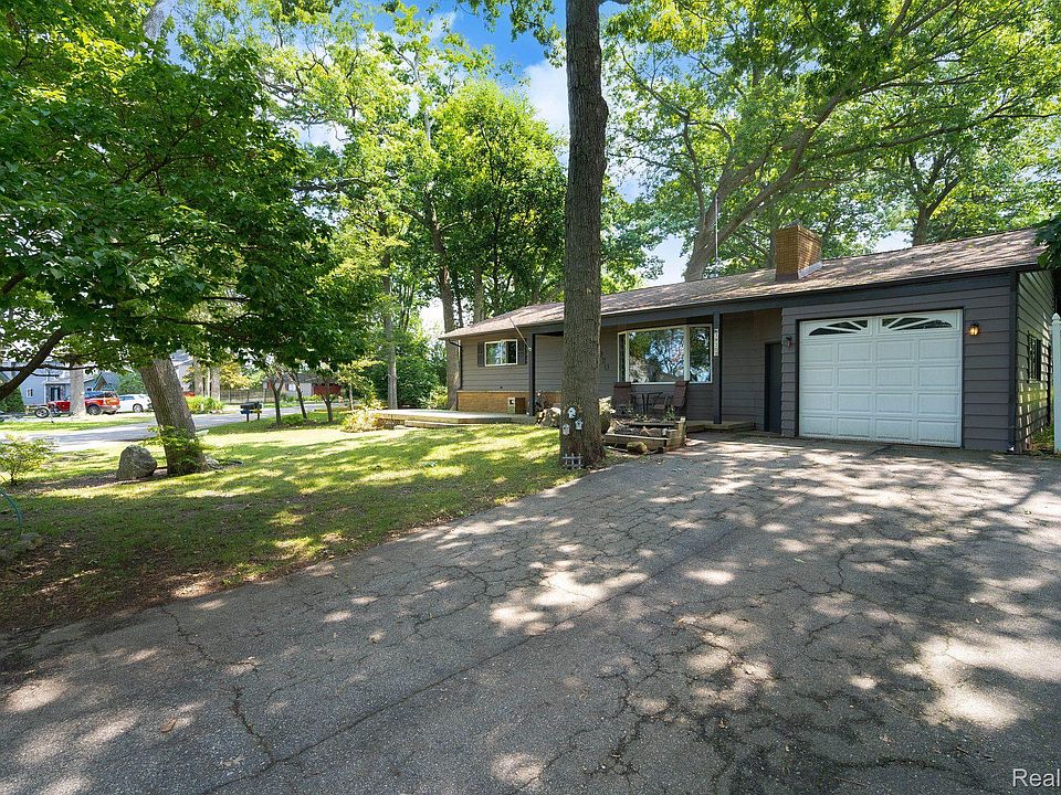 1st image of 3920 Woodland Dr