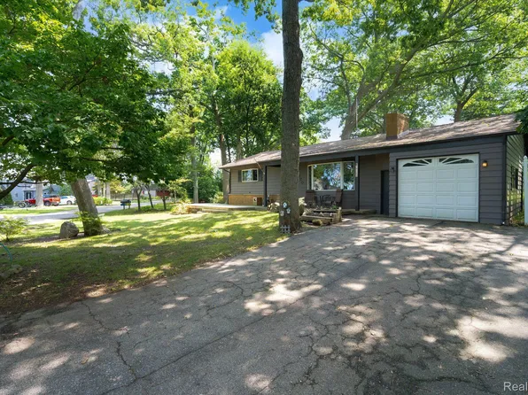 3920 Woodland Dr, Highland, MI 48356