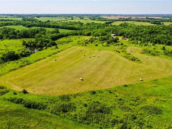 9759 State Route D Hwy, Savannah, MO 64485