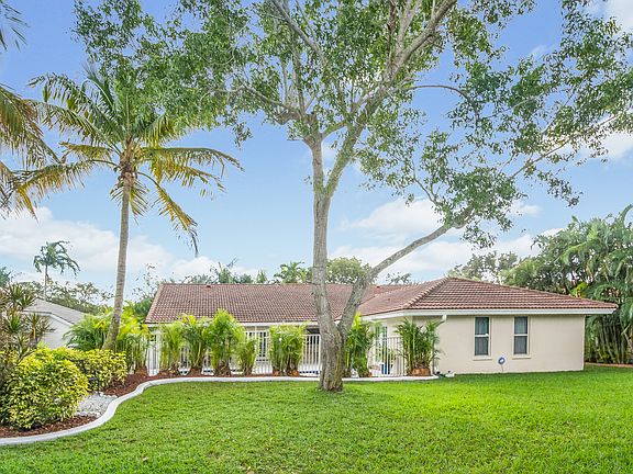4th image of 1042 Fairfax Ln