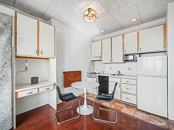5th image of 431 S 7th St APT 2610