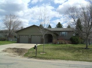 1812 Terrace Dr, Minot, ND 58703