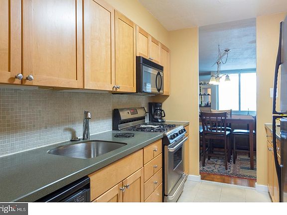 4th image of 604-36 S Washington Sq #1910