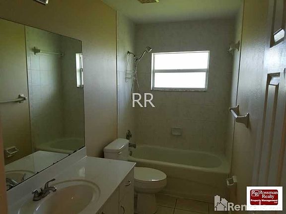 5th image of 706 SE 8th Ter