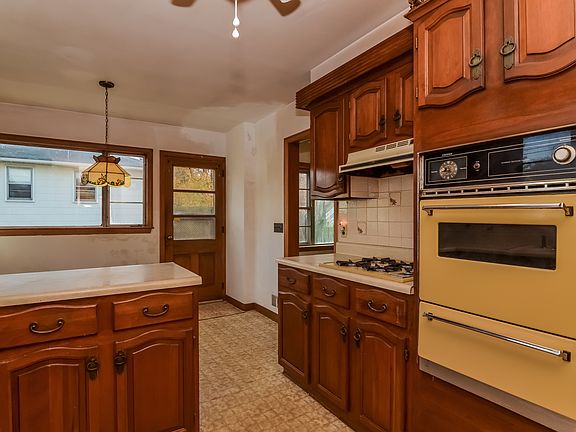 4th image of 251 Roundhill Dr