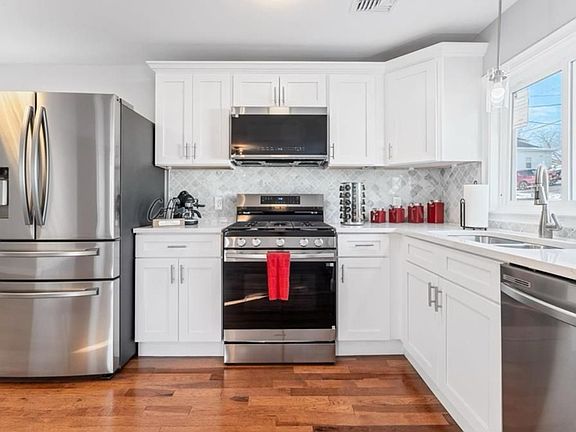 2nd image of 95 Wainwright St #1