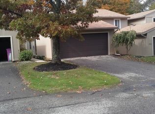 17608 E Brook Trl, Chagrin Falls, OH 44023