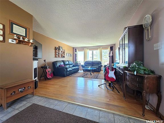4th image of 101 Fraser Avenue