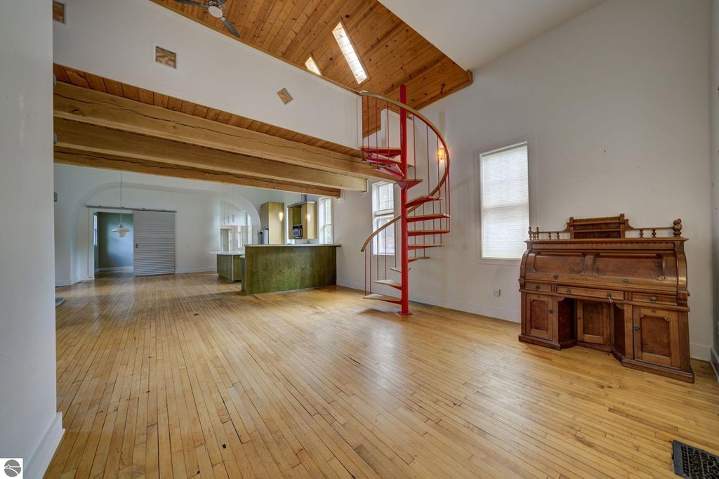 402 W 10th St, Traverse City, MI - More