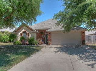 8304 Estandarte Ct, Benbrook, TX 76126