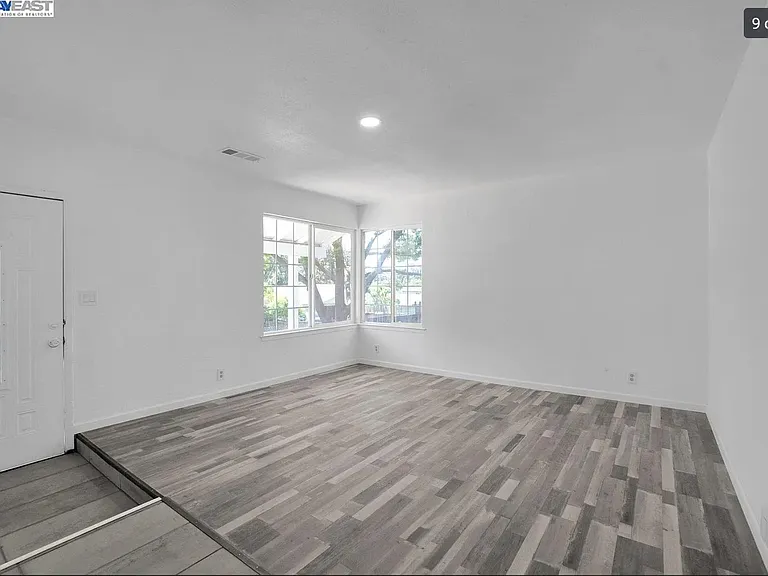 1146 Lewis Ave — Photo 8