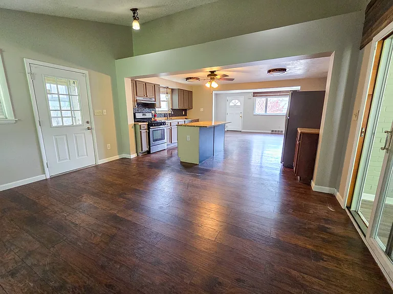 151 Mahoning Dr — Photo 8