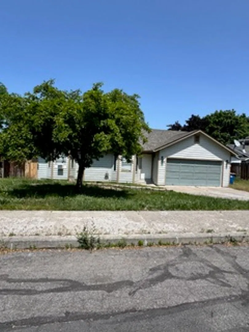 For Rent: Unfurnished Pet Friendly Single Story 3 Bed, 2 Bath, 2 Car Garage W/Large Fenced Lot — Photo 1
