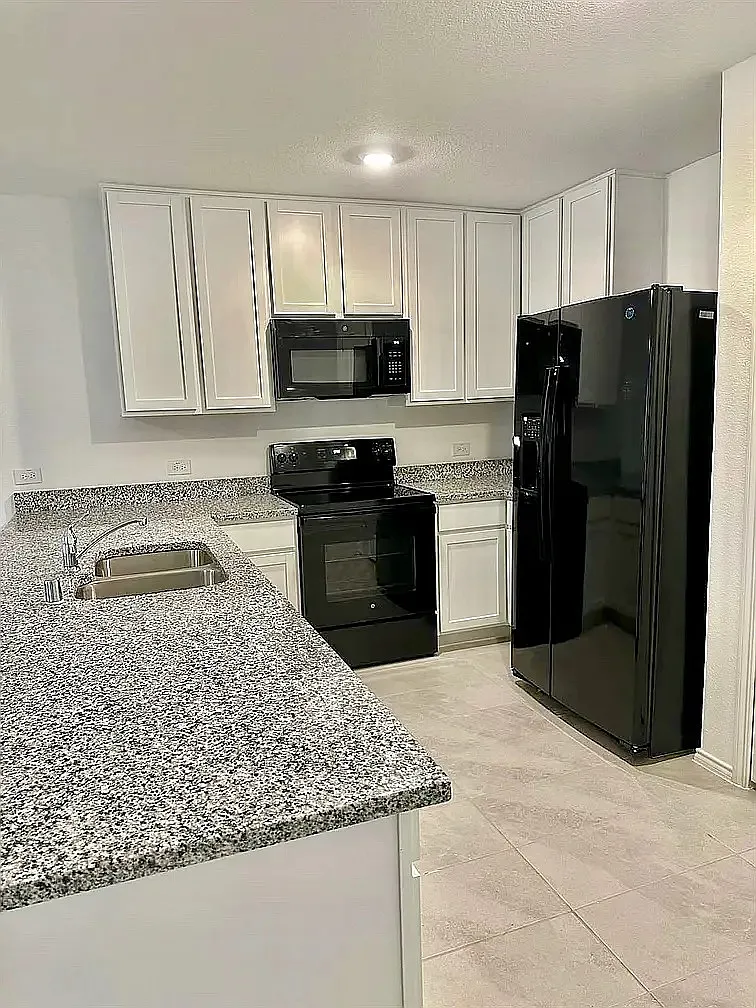 4 bed, 1600 sqft, $2,248 — Photo 2