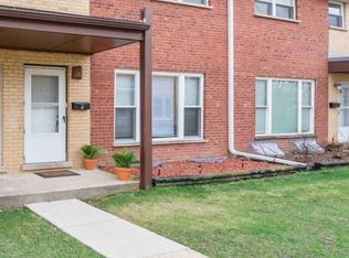 218 Linn Ct APT B, North Aurora, IL 60542