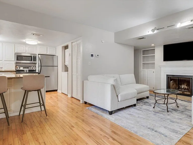 517 E Jefferson St #45 — Photo 2
