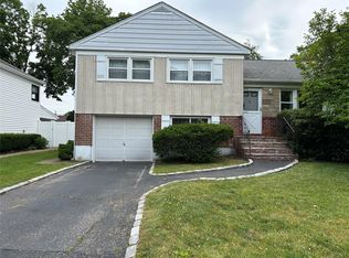 33 Ava Dr, Syosset, NY 11791