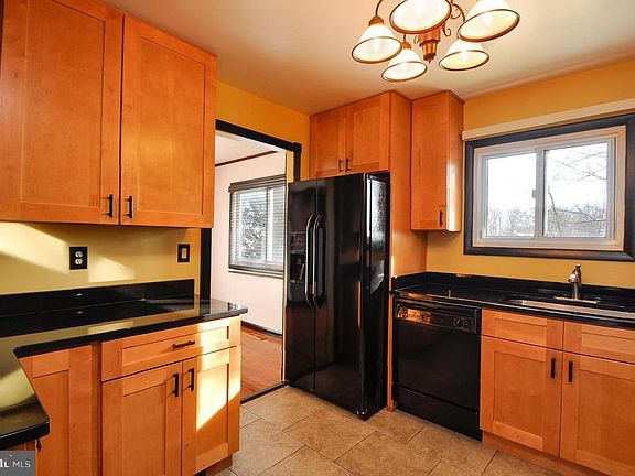 3rd image of 23 Wayside Ct