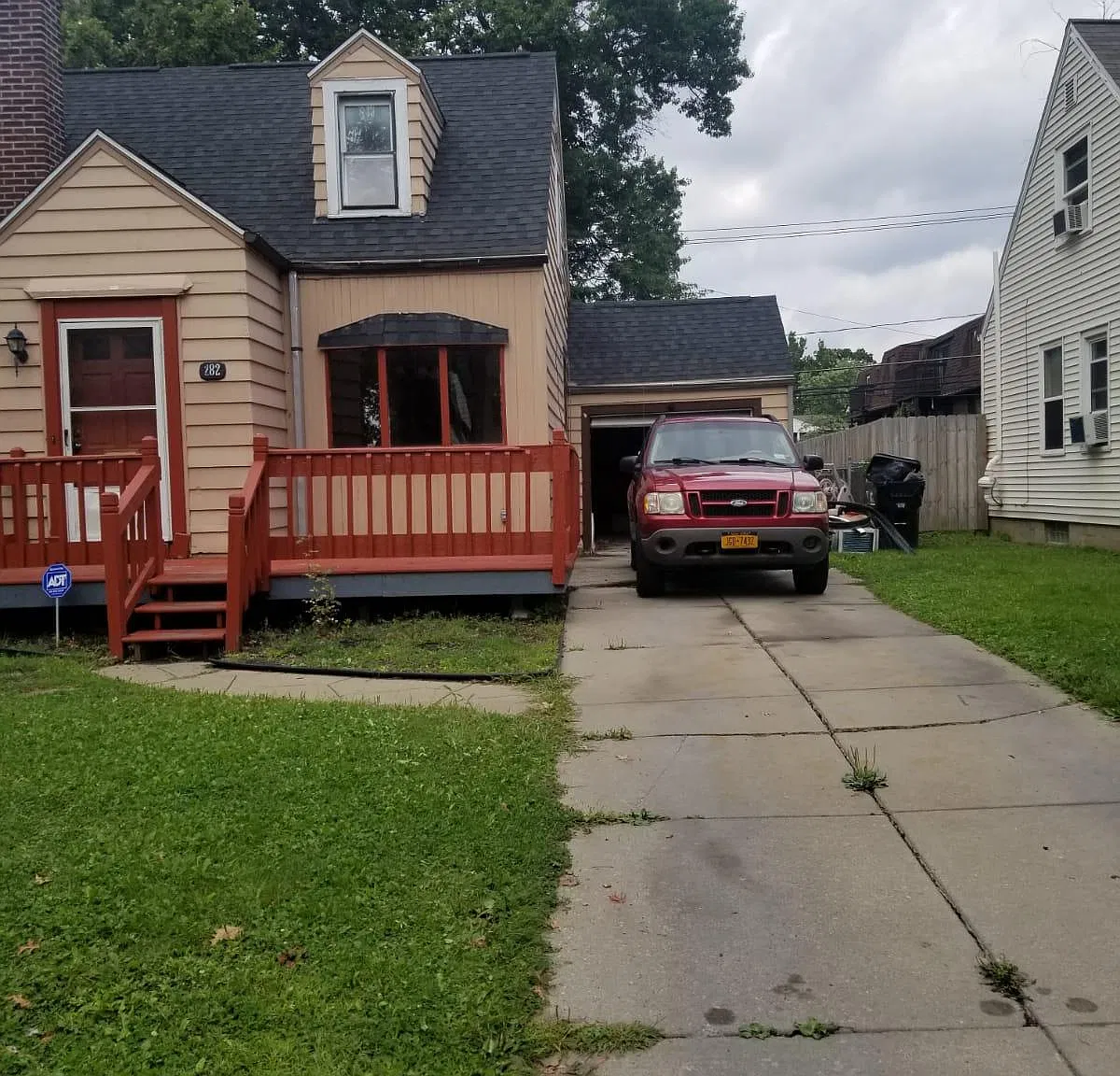 4 bed, 1365 sqft, $2,100 — Photo 2