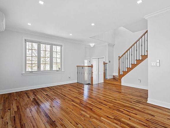 5th image of 524 Greeley Ave