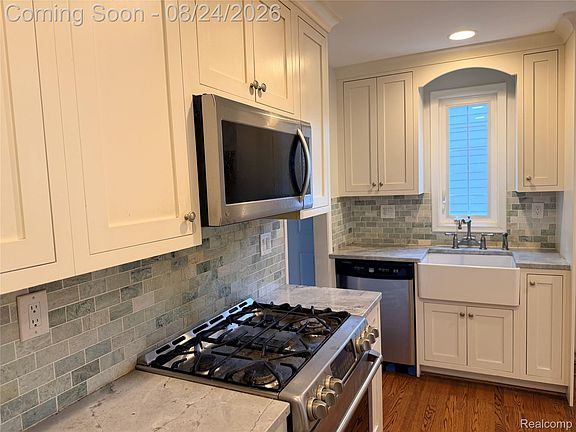 3rd image of 2124 Pembroke Rd